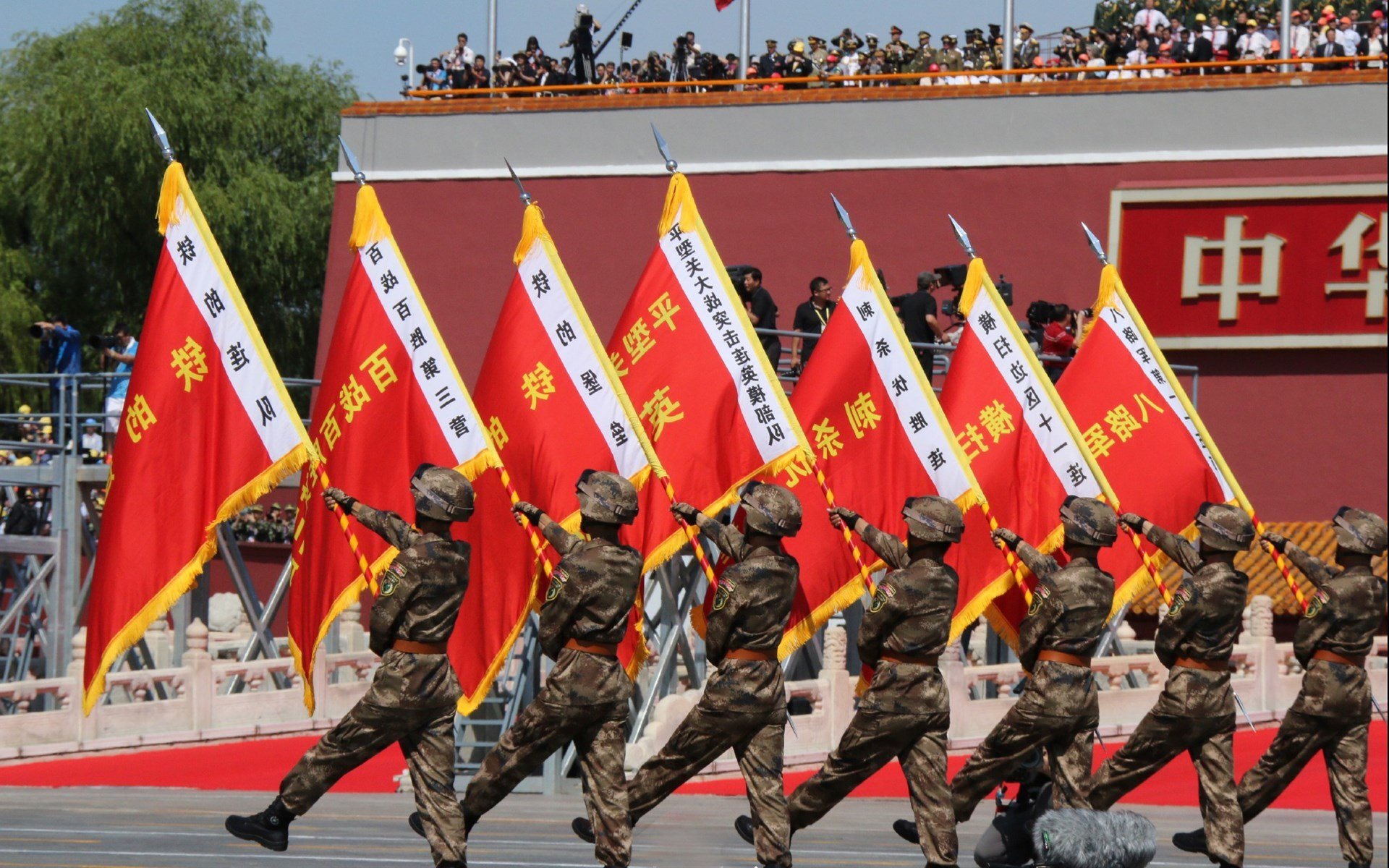 全黑队通过精准配合与迅速反击牢牢掌控比赛节奏，黑队是什么意思