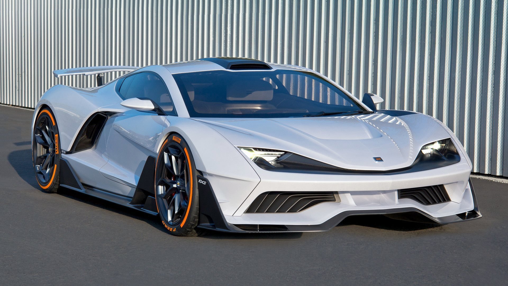 跳水赛场吉尔吉斯斯坦完成高难度动作,吉尔吉斯斯坦选手